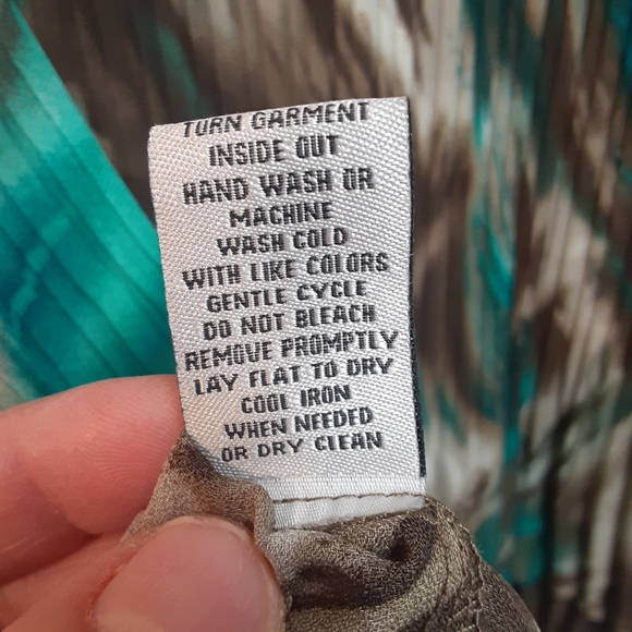 Signature by Larry Levine Woman Grey Pleated Crepe Tulip Sleeve Blouse  Size 2X. - Picture 6 of 11